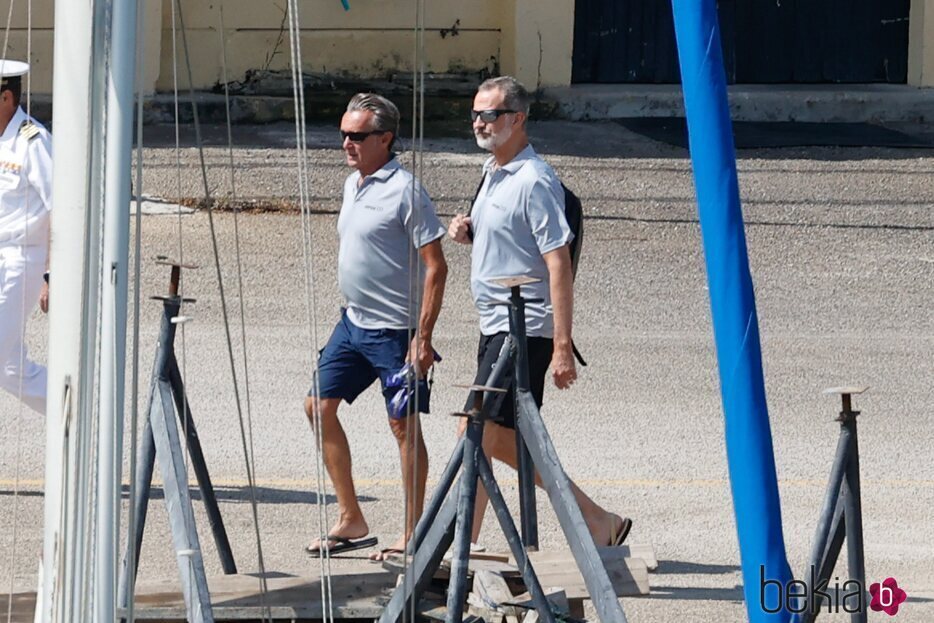 El Rey Felipe VI llega a su velero durante las vacaciones en Mallorca 2022