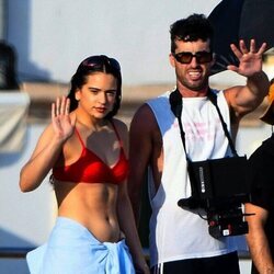 Rosalía saludando mientras graba un videoclip en Mallorca