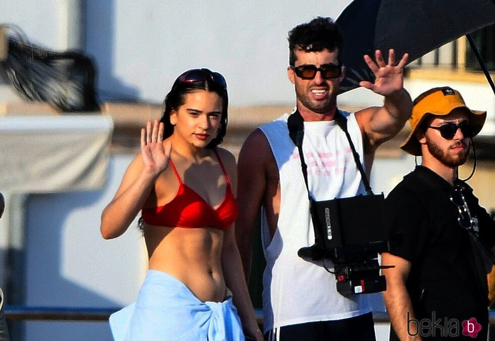 Rosalía saludando mientras graba un videoclip en Mallorca