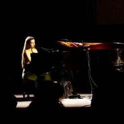 Amaia Romero actuando en la clausura del Atlàntida Mallorca Film Fest 2022