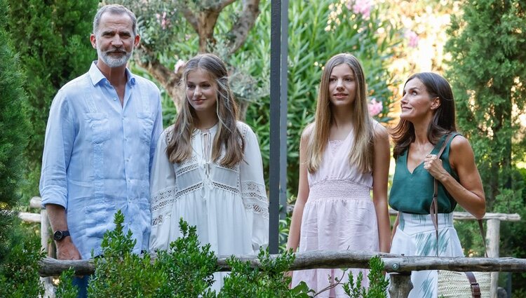 Los Reyes Felipe y Letizia y sus hijas Leonor y Sofía en la Cartuja de Valldemossa