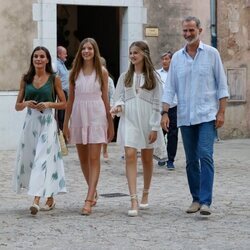 Los Reyes Felipe y Letizia, la Princesa Leonor y la Infanta Sofía durante su visita a la Cartuja de Valldemossa