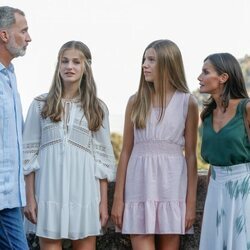 Los Reyes Felipe y Letizia, la Princesa Leonor y la Infanta Sofía hablando en la Cartuja de Valldemossa