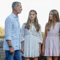 Los Reyes Felipe y Letizia, la Princesa Leonor y la Infanta Sofía hablando en la Cartuja de Valldemossa