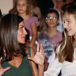 La Reina Letizia y la Princesa Leonor hablando en la Cartuja de Valldemossa de Mallorca