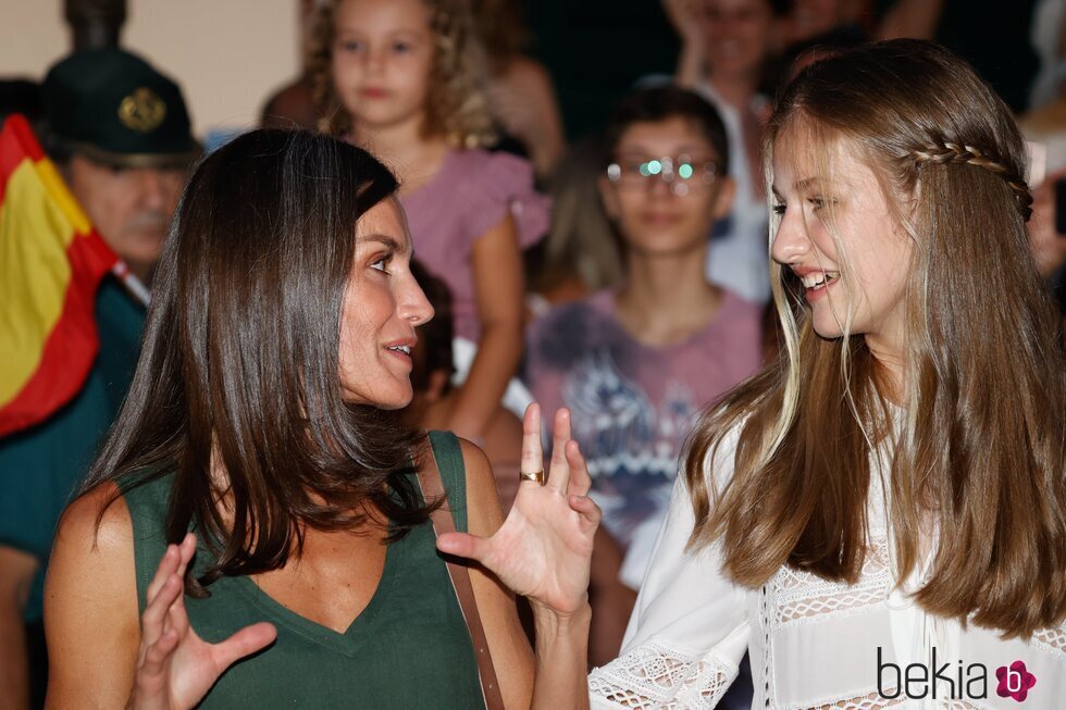 La Reina Letizia y la Princesa Leonor hablando en la Cartuja de Valldemossa de Mallorca