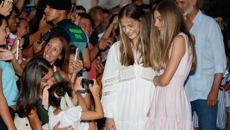 La Princesa Leonor y la Infanta Sofía posan para el objetivo de una niña en presencia de la Reina Letizia tras su visita a la Cartuja de Valldemossa