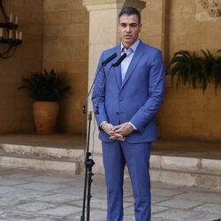 Pedro Sánchez sin corbata en su comparecencia tras su despacho de verano con el Rey Felipe en La Almudaina