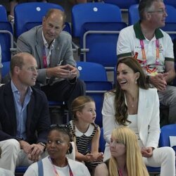 El Príncipe Guillermo y Kate Middleton, la Princesa Charlotte, el Príncipe Eduardo y Lady Louise en una competición de natación en los Juegos de la Commonw