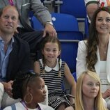 El Príncipe Guillermo y Kate Middleton con su hija Charlotte en una competición de natación en los Juegos de la Commonwealth 2022