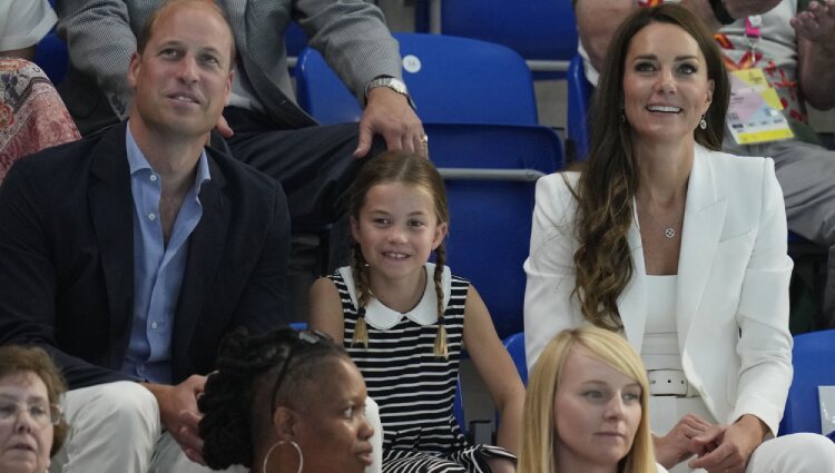 El Príncipe Guillermo y Kate Middleton con su hija Charlotte en una competición de natación en los Juegos de la Commonwealth 2022