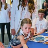 Kate Middleton mirando a la Princesa Charlotte en su visita a SportsAid House