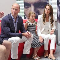 El Príncipe Guillermo y Kate Middleton y la Princesa Charlotte en su visita a SportsAid House