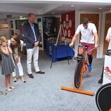 La Princesa Charlotte se tapa los oídos en su visita a SportsAid House junto al Príncipe Guillermo y Kate Middleton