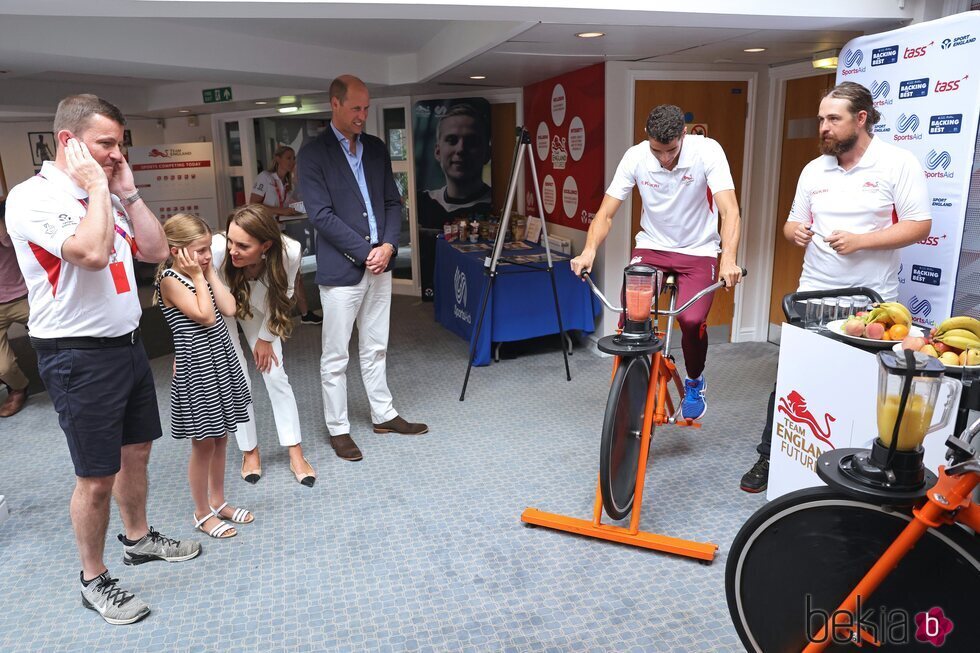 La Princesa Charlotte se tapa los oídos en su visita a SportsAid House junto al Príncipe Guillermo y Kate Middleton