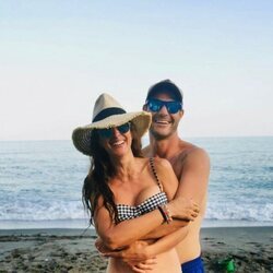 Nuria Fergó con Juan Pablo Lauro en la playa