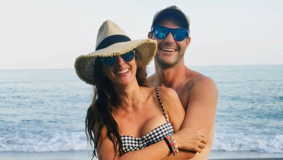 Nuria Fergó con Juan Pablo Lauro en la playa