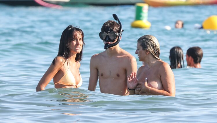 Aitana Ocaña en Ibiza con unos amigos