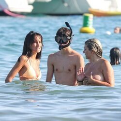 Aitana Ocaña en Ibiza con unos amigos