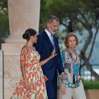 Los Reyes Felipe y Letizia con la Reina Sofía en la recepción a la sociedad balear en el Palacio de Marivent