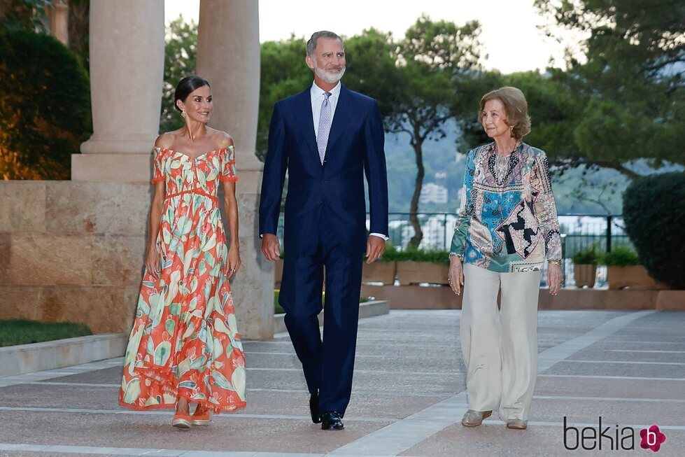 Los Reyes Felipe y Letizia y la Reina Sofía en la recepción a la sociedad balear en Marivent