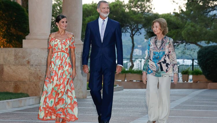 Los Reyes Felipe y Letizia y la Reina Sofía en la recepción a la sociedad balear en Marivent