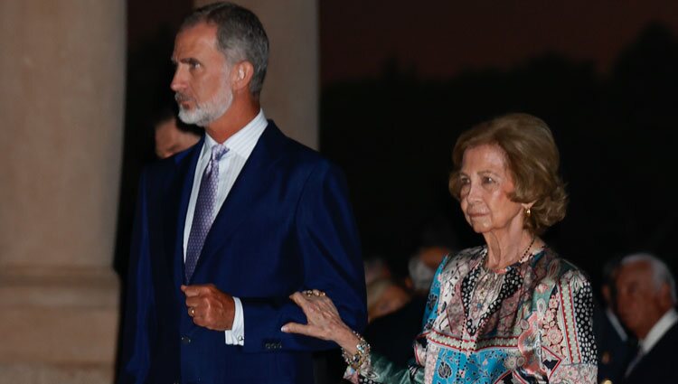 El Felipe y la Reina Sofía del brazo en la recepción a la sociedad balear en Marivent