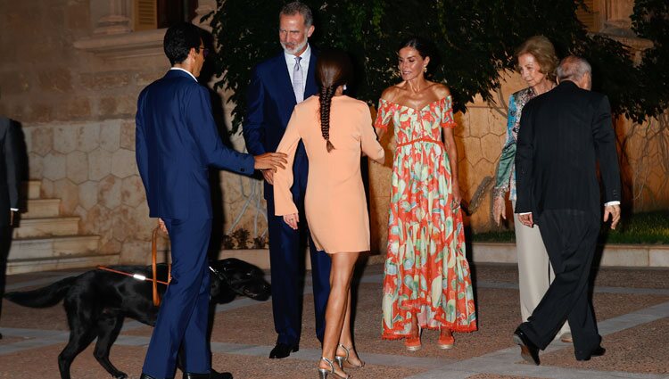 Los Reyes Felipe y Letizia y la Reina Sofía saludan a Joan Monar Martínez en la recepción a la sociedad balear en Marivent