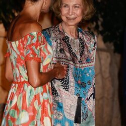 La Reina Letizia y la Reina Sofía, muy cómplices en la recepción a la sociedad balear en Marivent