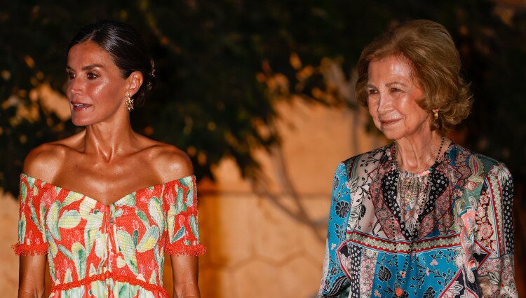 La Reina Letizia y la Reina Sofía en la recepción a la sociedad balear en Marivent