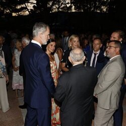 Los Reyes Felipe y Letizia y la Reina Sofía hablando con invitados a la recepción a la sociedad balear en Marivent