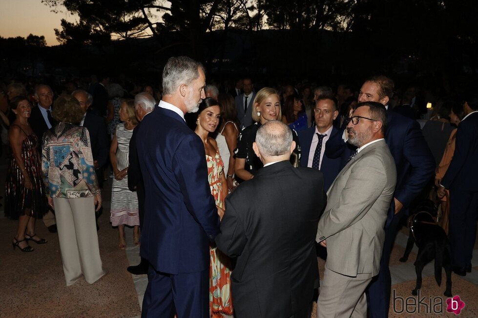 Los Reyes Felipe y Letizia y la Reina Sofía hablando con invitados a la recepción a la sociedad balear en Marivent