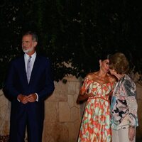 La Reina Letizia y la Reina Sofía comparten confidencias en presencia del Rey Felipe en la recepción a la sociedad balear en Marivent