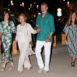 La Infanta Sofía, la Reina Sofía, el Rey Felipe, la Princesa Leonor e Irene de Grecia tras una cena en Palma durante sus vacaciones en Mallorca