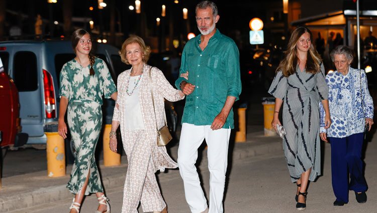 La Infanta Sofía, la Reina Sofía, el Rey Felipe, la Princesa Leonor e Irene de Grecia tras una cena en Palma durante sus vacaciones en Mallorca