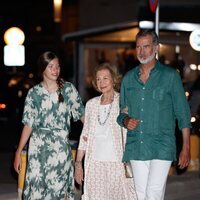 El Rey Felipe, la Infanta Sofía y la Reina Sofía tras una cena en Palma durante sus vacaciones en Mallorca