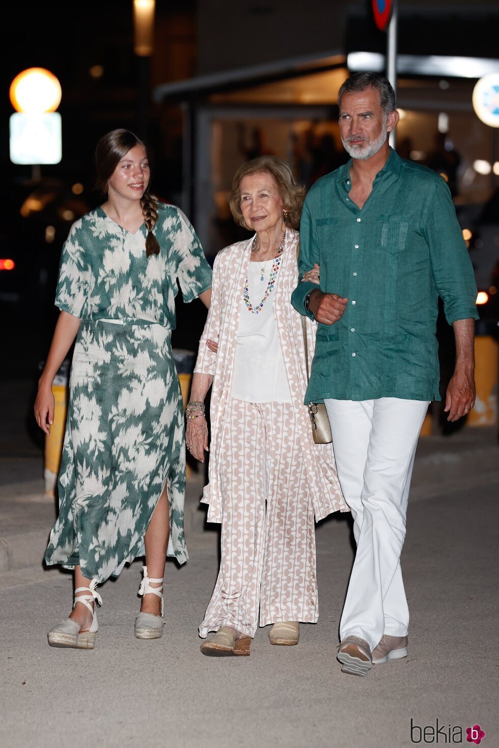 El Rey Felipe, la Infanta Sofía y la Reina Sofía tras una cena en Palma durante sus vacaciones en Mallorca