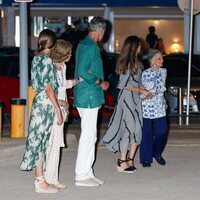 Los Reyes Felipe y Letizia, la Princesa Leonor, la Infanta Sofía y la Reina Sofía mirando a Irene de Grecia tras una cena en Palma