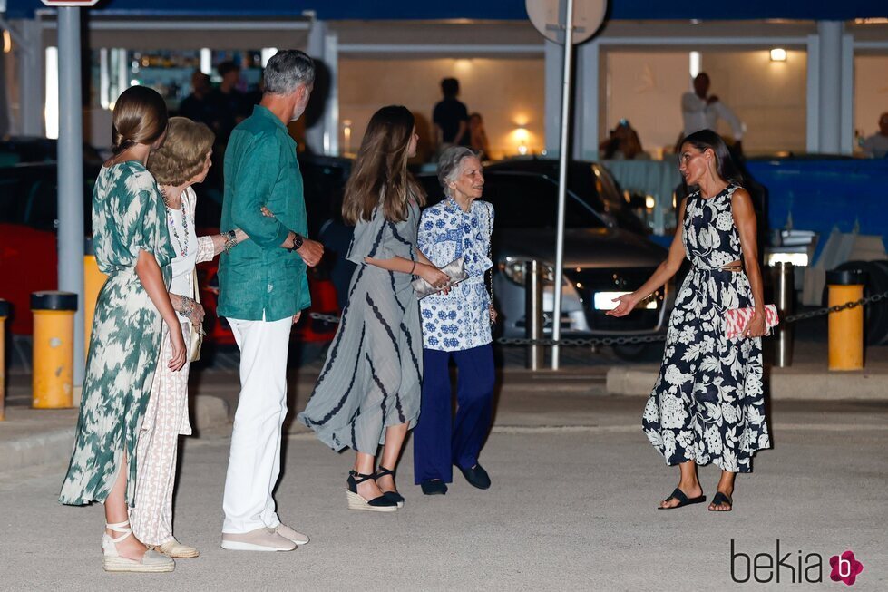 Los Reyes Felipe y Letizia, la Princesa Leonor, la Infanta Sofía y la Reina Sofía mirando a Irene de Grecia tras una cena en Palma