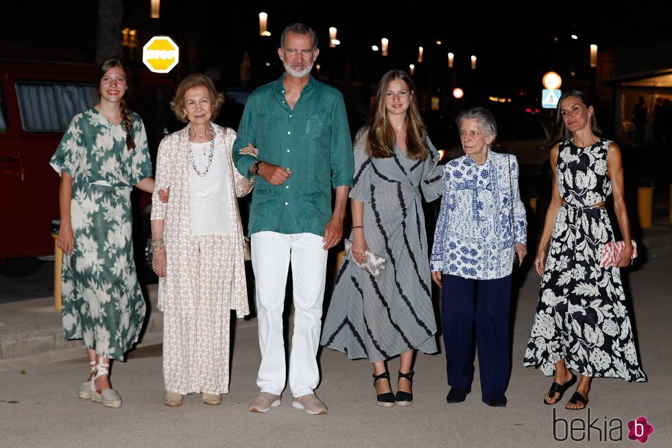 Los Reyes Felipe y Letizia, la Princesa Leonor, la Infanta Sofía, la Reina Sofía e Irene de Grecia tras una cena en Palma