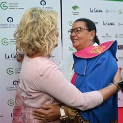 Terelu Campos y María del Monte saludándose en la gala de la Asociación Española Contra el Cáncer de Marbella