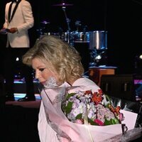 Terelu Campos con unas flores en la gala de la Asociación Española Contra el Cáncer de Marbella