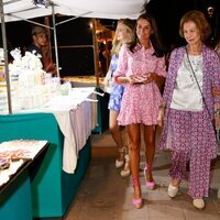 La Reina Letizia, la Reina Sofía, la Princesa Leonor y la Infanta Sofía dando viendo un mercadillo en Palma de Mallorca