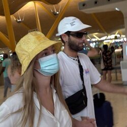 Ester Expósito y Nico Furtado en el aeropuerto de Madrid