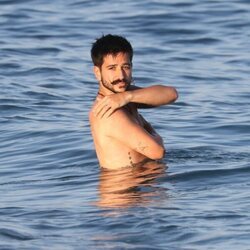 Camilo Echeverry dándose un baño en el mar de Marbella