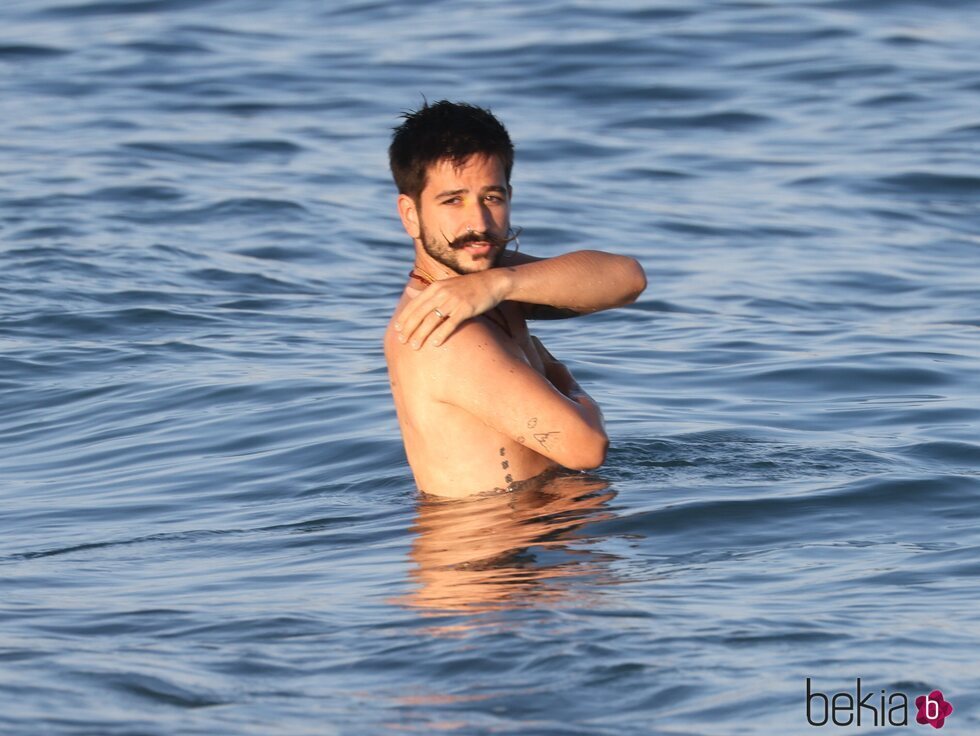 Camilo Echeverry dándose un baño en el mar de Marbella