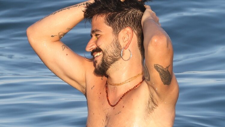 Camilo, feliz en una de las playas de Marbella