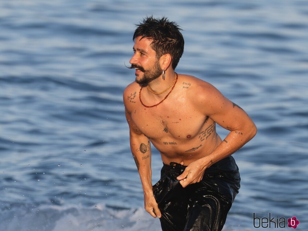 Camilo Echeverry saliendo de una de las playas de Marbella