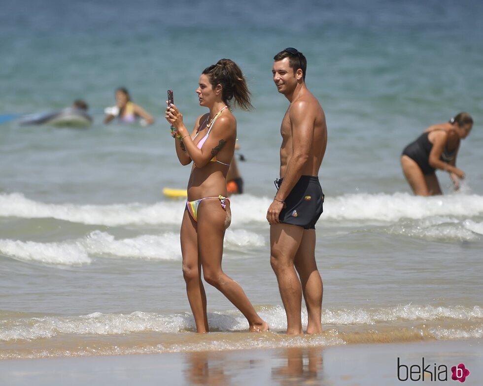 Benji Aparicio, mirando sonriente a Laura Matamoros en Cádiz