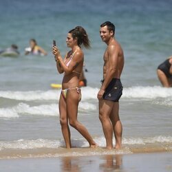 Benji Aparicio, mirando sonriente a Laura Matamoros en Cádiz